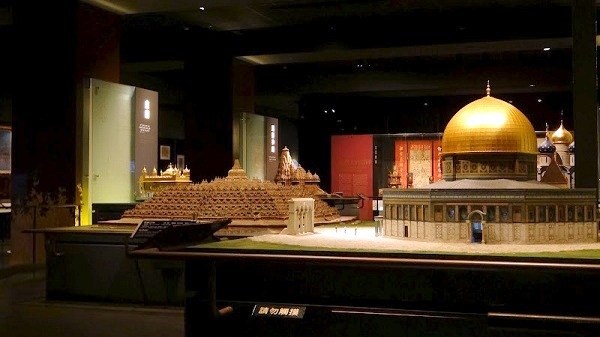 models of religious buildings at the Museum of World Religions