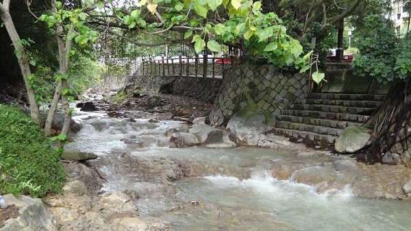 a hot river supplying the nearby Taiwan hot springs
