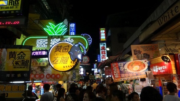 the crowds of people at Taichung night market