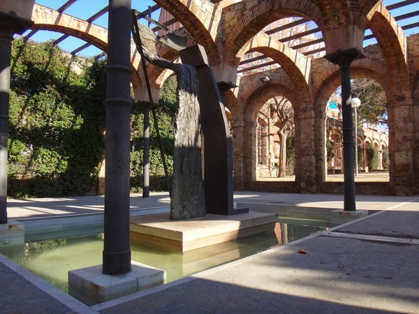 a sculpture in parc del clot Barcelona