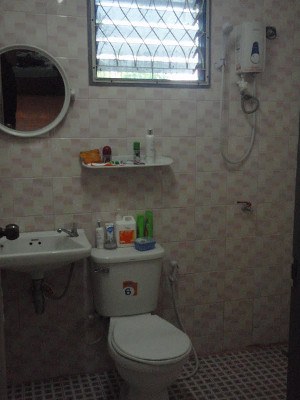 bathroom at our first chiang mai apartment